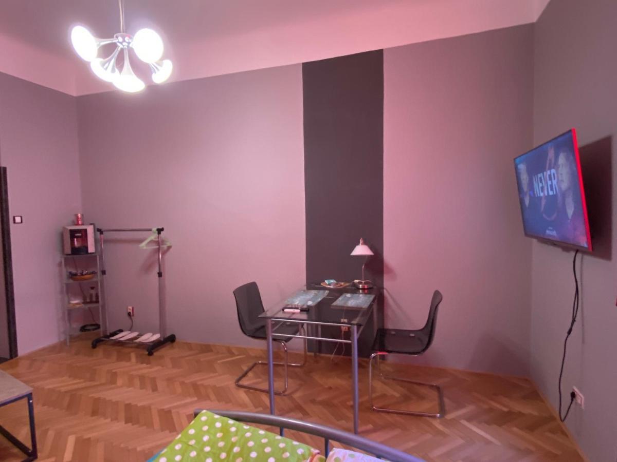 Apartment B42 Bed And Cafe Praag Buitenkant foto