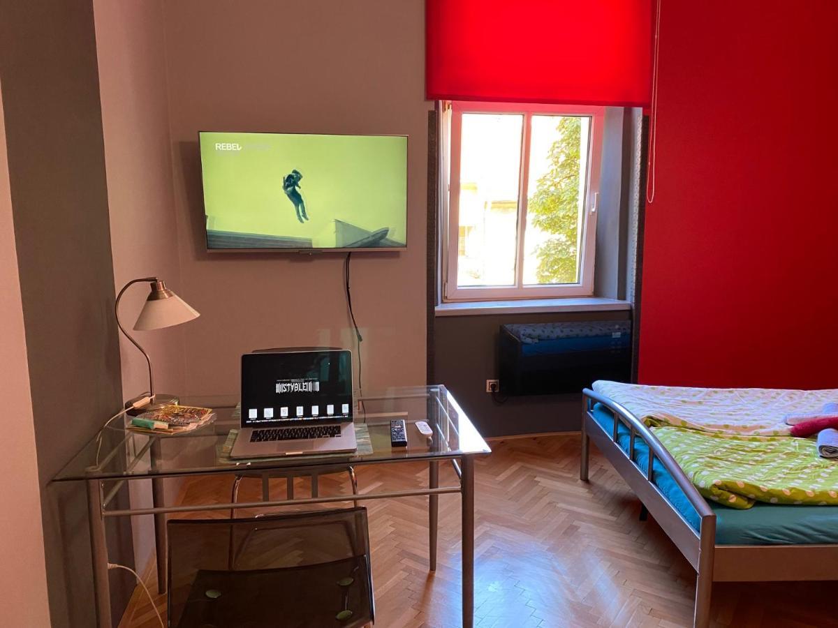 Apartment B42 Bed And Cafe Praag Buitenkant foto