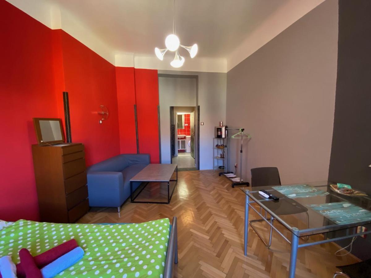Apartment B42 Bed And Cafe Praag Buitenkant foto