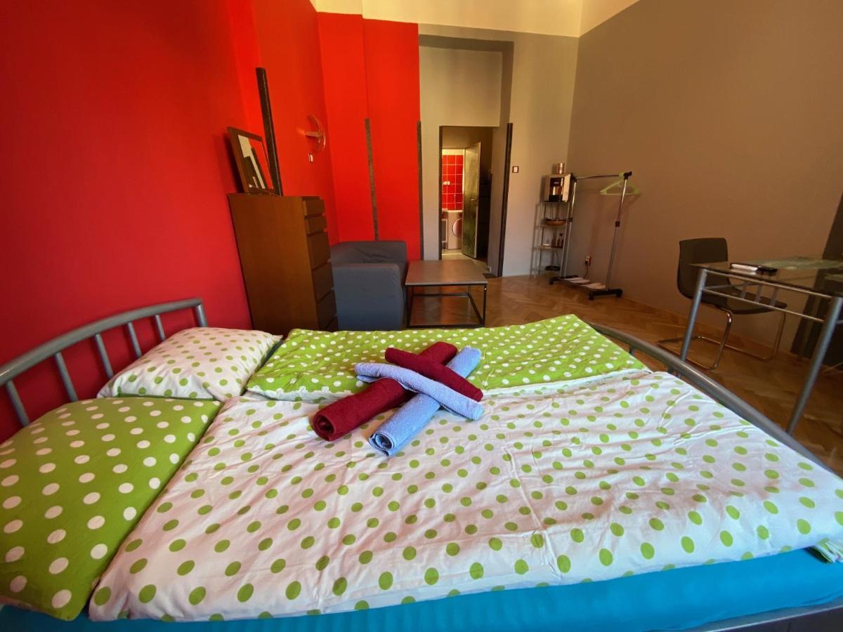 Apartment B42 Bed And Cafe Praag Buitenkant foto