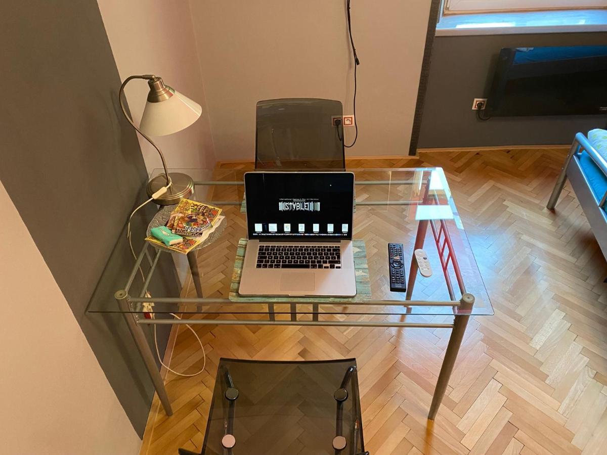 Apartment B42 Bed And Cafe Praag Buitenkant foto