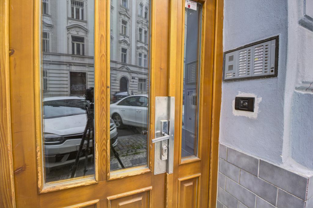 Apartment B42 Bed And Cafe Praag Buitenkant foto