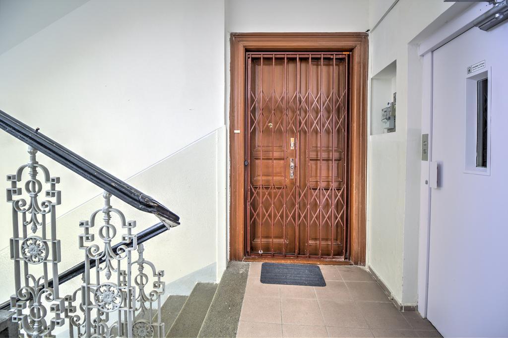 Apartment B42 Bed And Cafe Praag Buitenkant foto